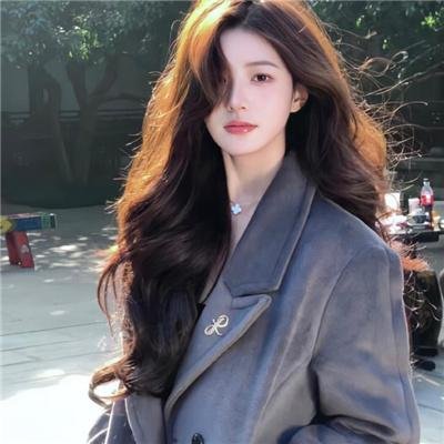 龙纹身的女孩